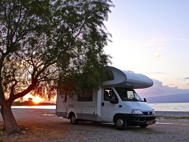 karavan u západu Slunce